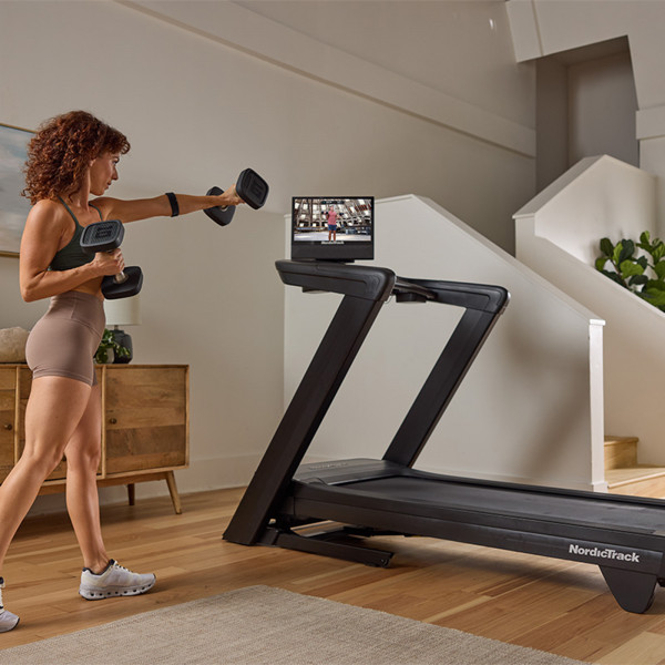 IFIT-POWERED WORKOUTS WITH EXTENSIVE APP INTEGRATION